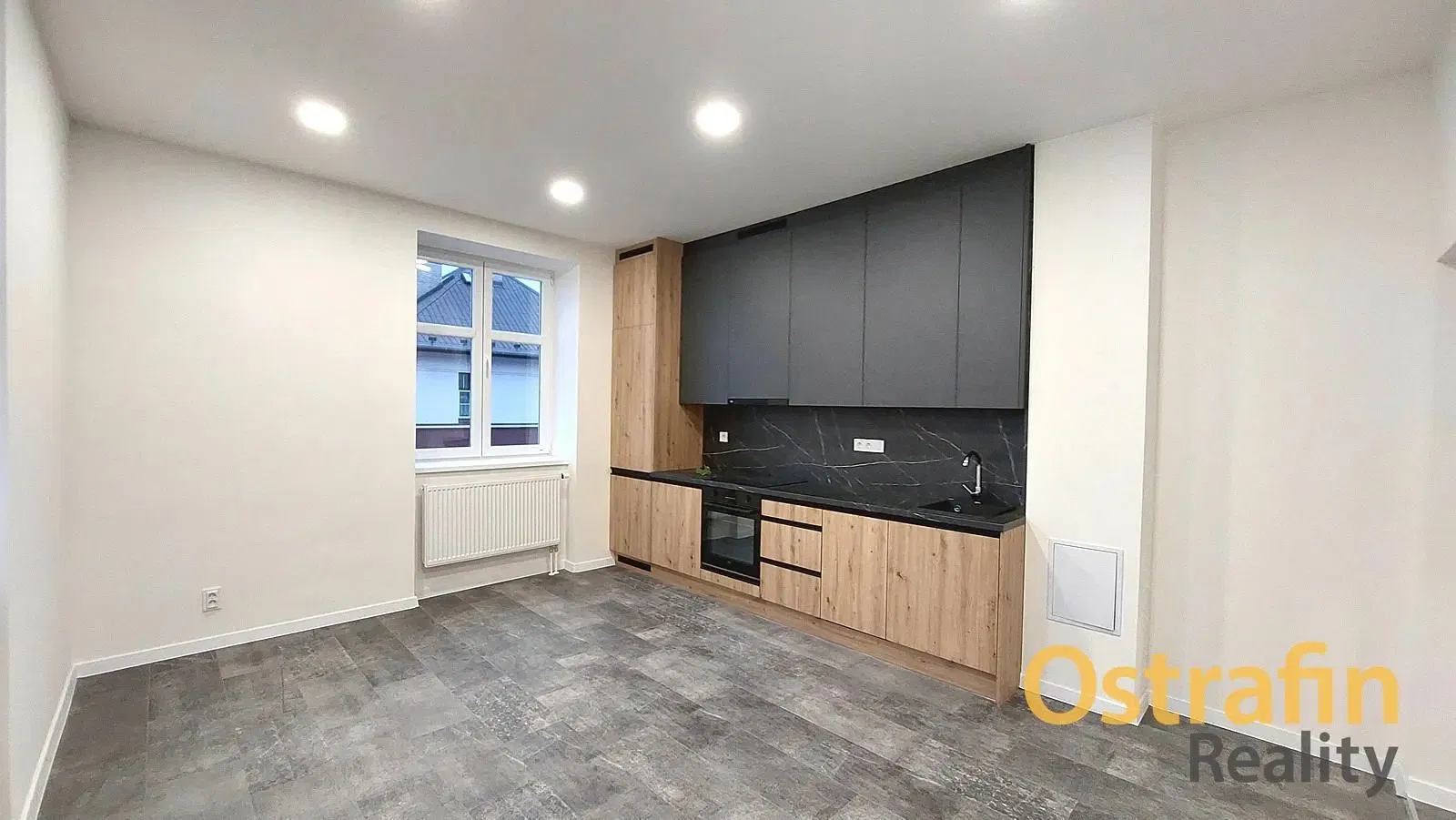 Wohnzimmer; holzboden, tageslicht, moderner stil, hohe decken