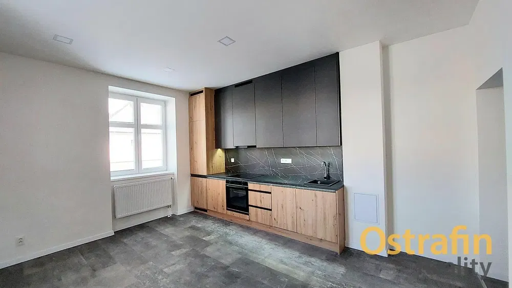 Wohnzimmer; holzboden, tageslicht, moderner stil, hohe decken