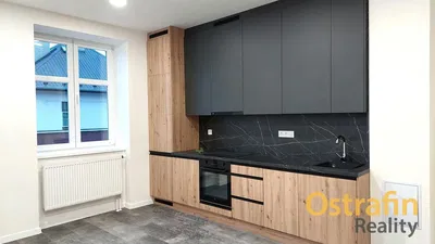 Wohnzimmer; tageslicht, holzboden, moderner stil, hohe decken