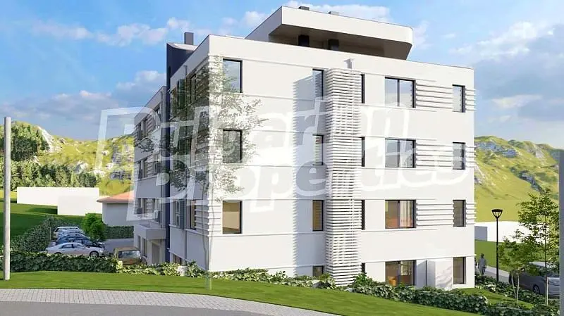 Obývací pokoj; dřevěná podlaha, přirozené světlo, moderní styl, vysoké stropy