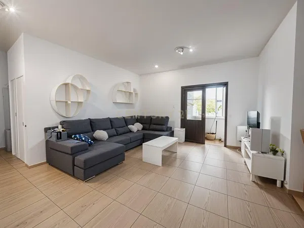 Sala de estar; chão de madeira, luz natural, estilo moderno, teto alto