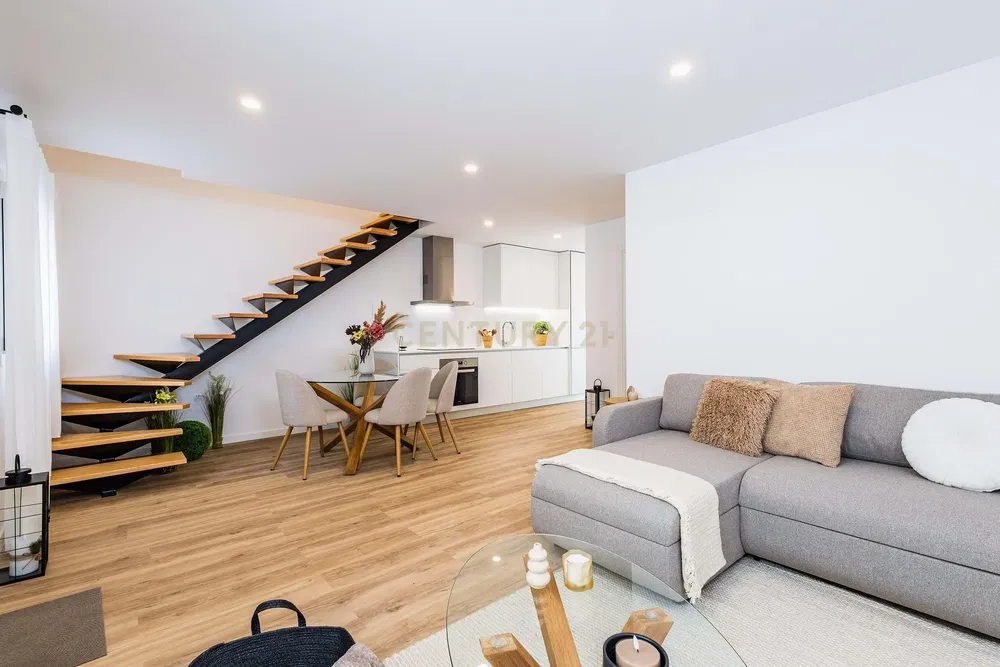 Salon; parquet, lumière naturelle, style moderne, hauteur sous plafond