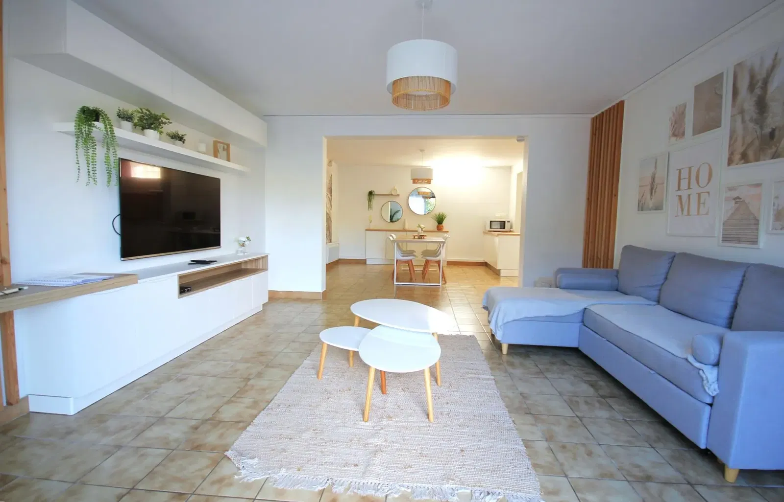 Хол; дървен под, естествена светлина, модерен стил, високи тавани