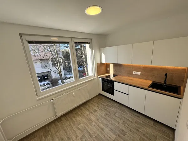 Sala de estar; chão de madeira, luz natural, estilo moderno, teto alto