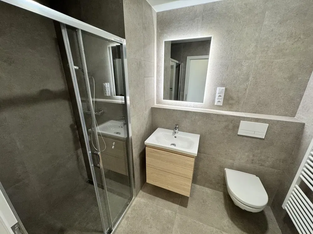 Sala de estar; chão de madeira, luz natural, estilo moderno, teto alto