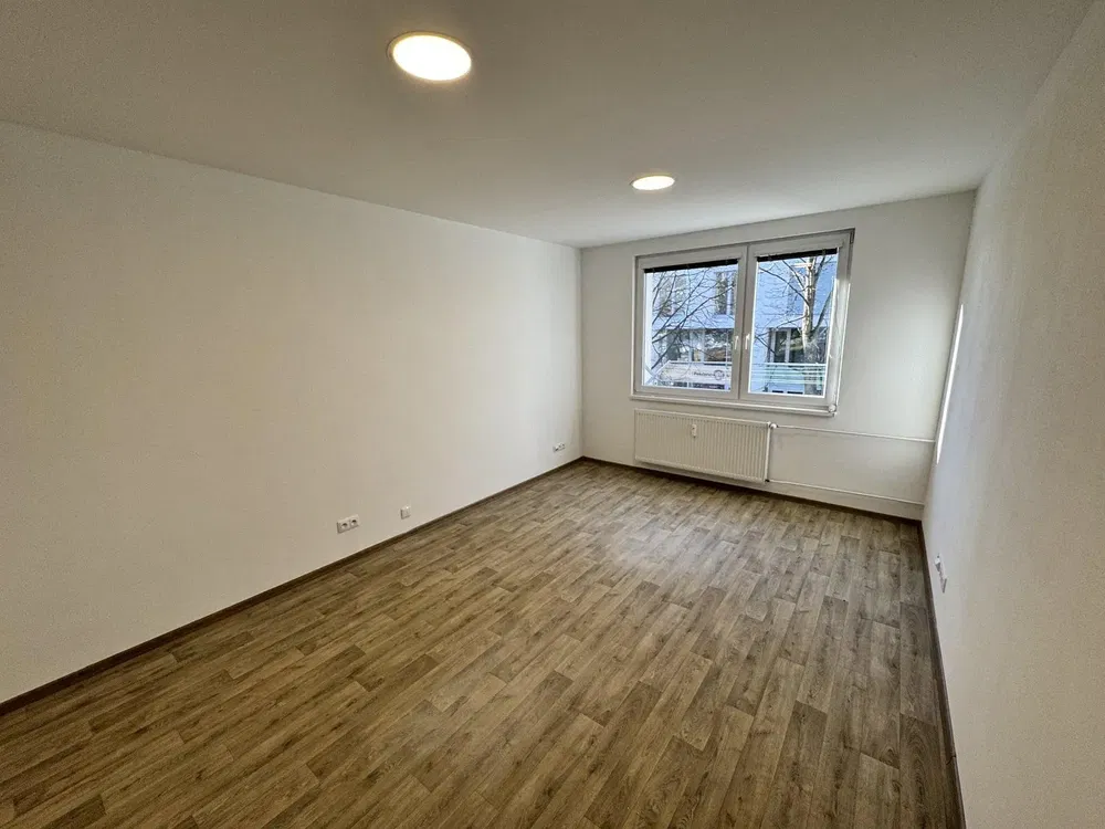 Sala de estar; chão de madeira, luz natural, estilo moderno, teto alto