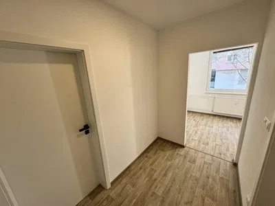 Sala de estar; chão de madeira, luz natural, estilo moderno, teto alto