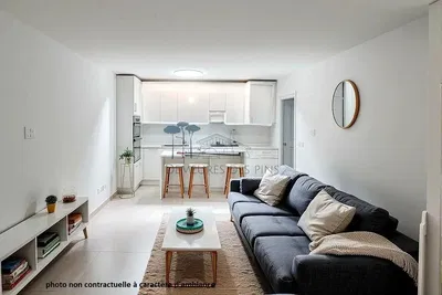 Кухня; кухненски уреди, дървен под, естествена светлина, модерен стил, ремонтиран