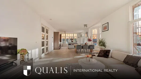 Mutfak; mutfak aletleri, ahşap zemin, doğal ışık, modern stil, tadilatlı