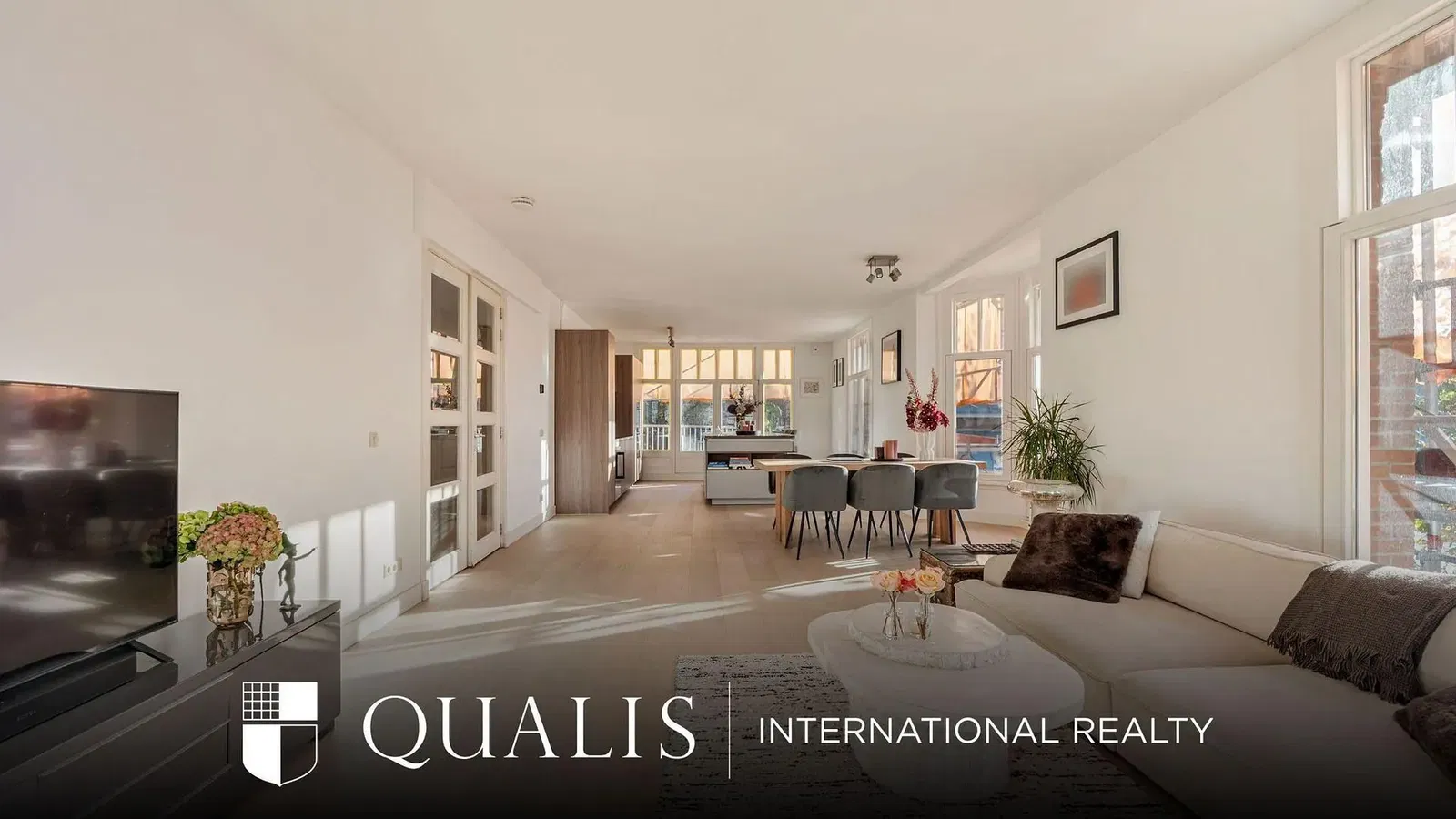 Mutfak; mutfak aletleri, ahşap zemin, doğal ışık, modern stil, tadilatlı