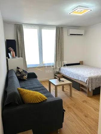 Wohnzimmer; holzboden, tageslicht, moderner stil, hohe decken