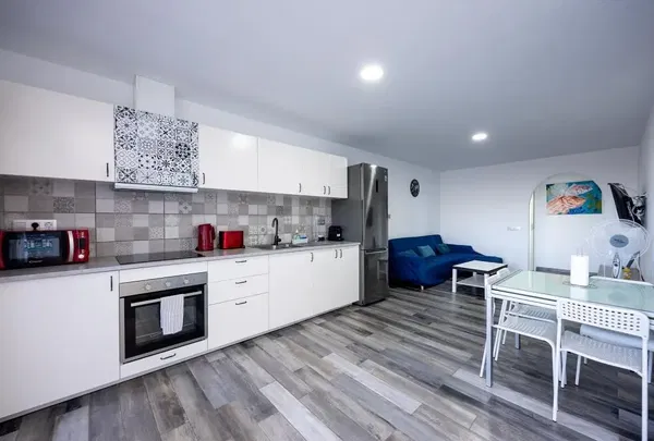 Küche; küchengeräte, holzboden, tageslicht, moderner stil, renoviert