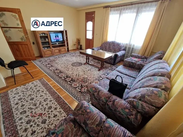 Living room; wood floor, natural light, modern style, high ceiling