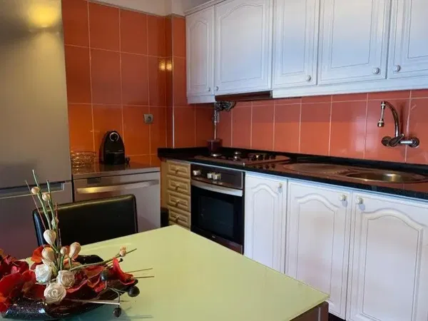 Cuisine; électroménager, parquet, lumière naturelle, style moderne, rénové