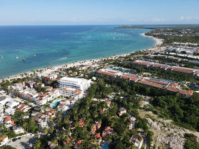 Кухиња; кухињски апарати, дрвени под, природно светло, модерни стил, реновиран