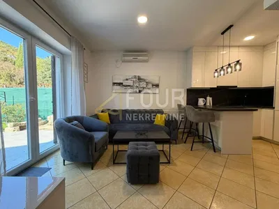 Wohnzimmer; holzboden, tageslicht, moderner stil, hohe decken