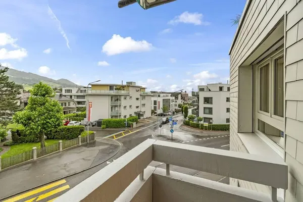 Living room; wood floor, natural light, modern style, high ceiling