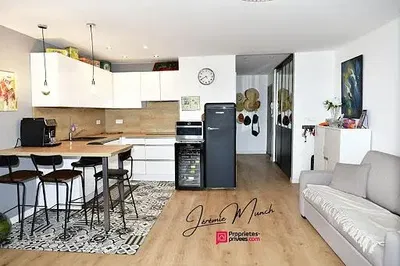 Oturma odası; ahşap zemin, doğal ışık, modern stil, yüksek tavan