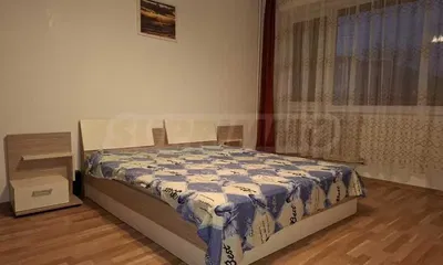 Wohnzimmer; holzboden, tageslicht, moderner stil, hohe decken