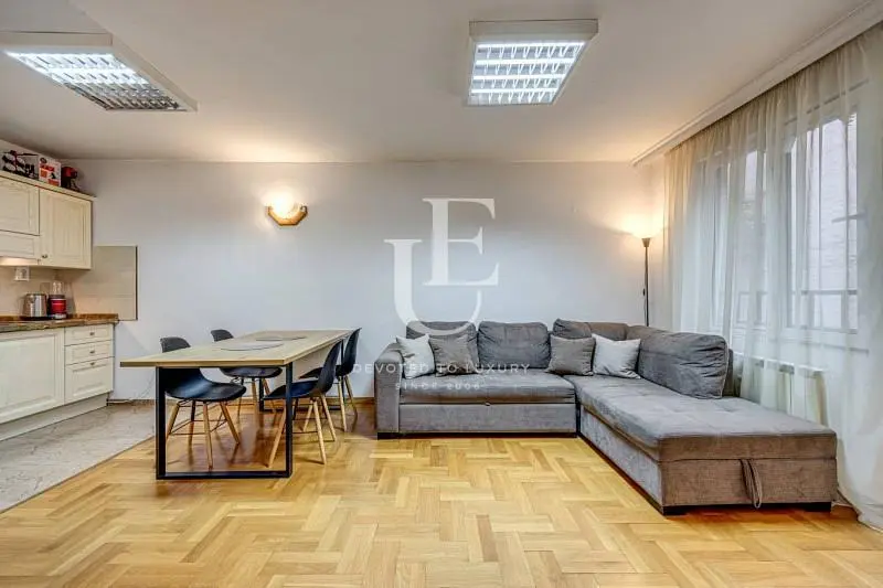 Κουζίνα; συσκευές κουζίνας, ξύλινο πάτωμα, φυσικό φως, μοντέρνο στυλ, ανακαινισμένο