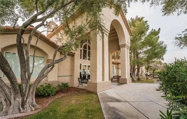 Woonkamer; houten vloer, natuurlijk licht, moderne stijl, hoge plafonds