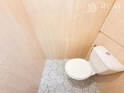 Dnevna soba; drveni pod, prirodno svjetlo, moderni stil, visoki plafoni