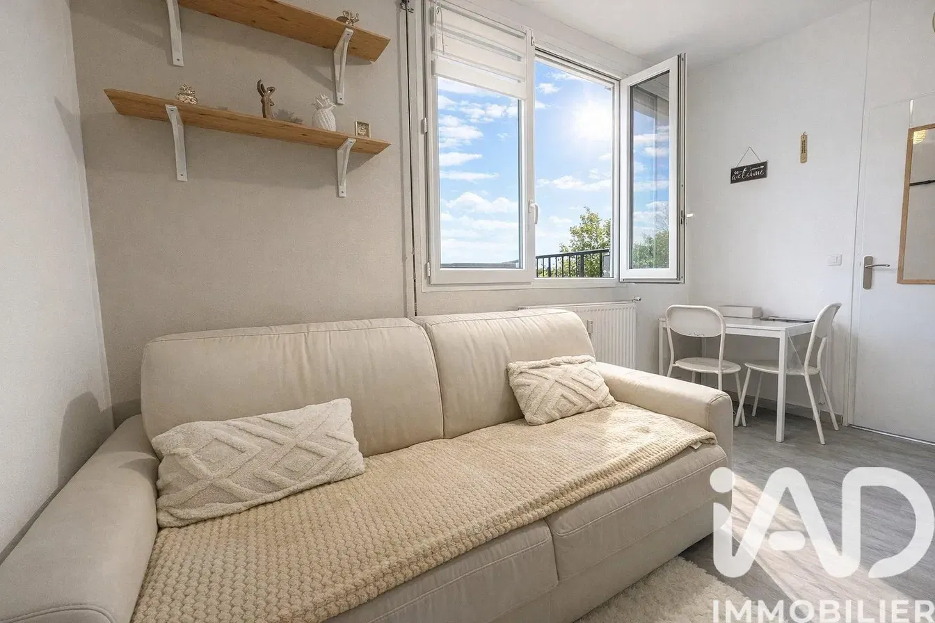 Oturma odası; ahşap zemin, doğal ışık, modern stil, yüksek tavan