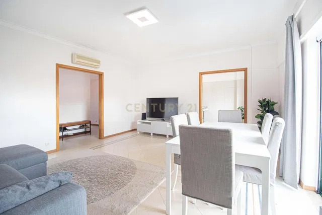 غرفة معيشة; أرضية خشبية, ضوء طبيعي, أسلوب عصري, أسقف عالية