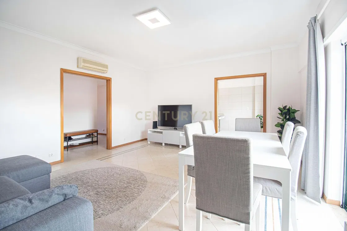 غرفة معيشة; أرضية خشبية, ضوء طبيعي, أسلوب عصري, أسقف عالية