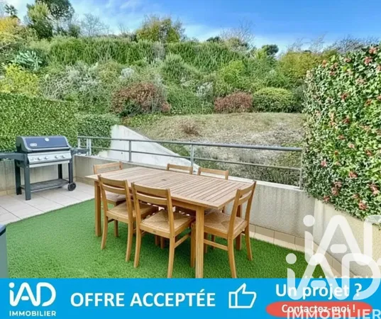 Cuisine; électroménager, parquet, lumière naturelle, style moderne