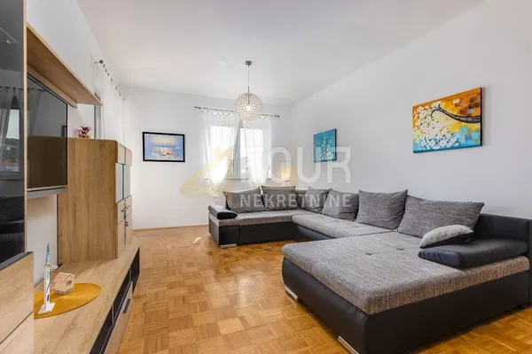 Wohnzimmer; holzboden, tageslicht, moderner stil, hohe decken