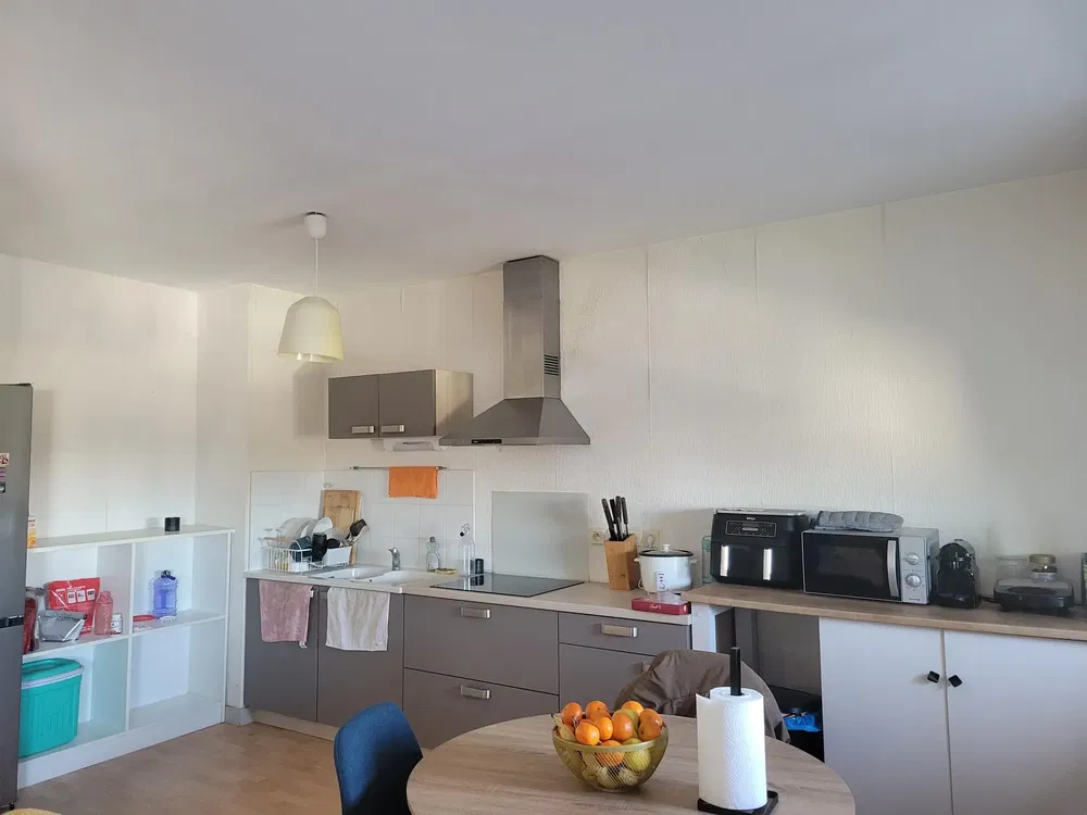 Хол; дървен под, естествена светлина, модерен стил, високи тавани