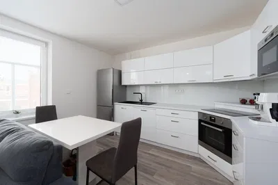 Wohnzimmer; holzboden, tageslicht, moderner stil, hohe decken