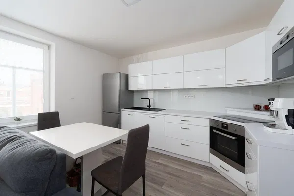 Wohnzimmer; holzboden, tageslicht, moderner stil, hohe decken