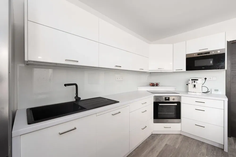 Wohnzimmer; holzboden, tageslicht, moderner stil, hohe decken