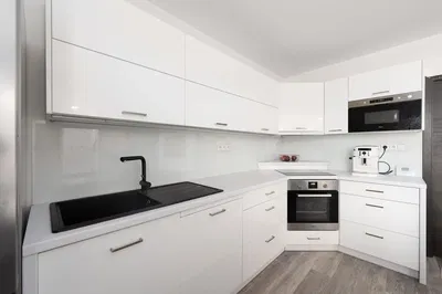 Wohnzimmer; holzboden, tageslicht, moderner stil, hohe decken