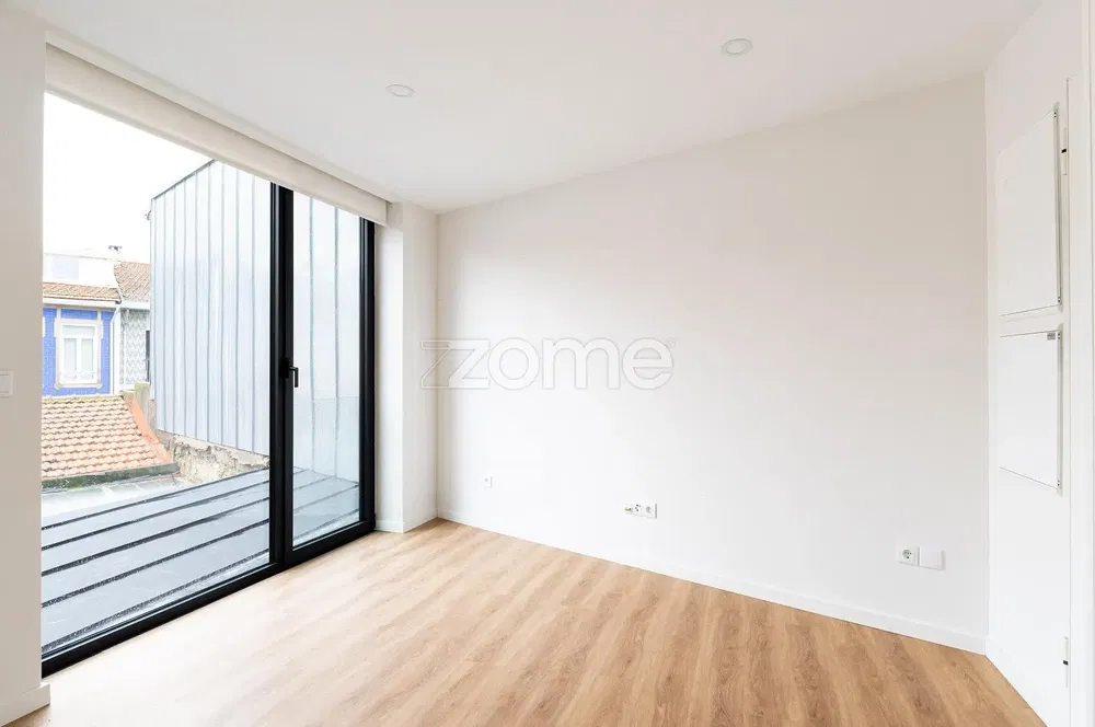 Cozinha; eletrodomésticos, chão de madeira, luz natural, estilo moderno, renovado