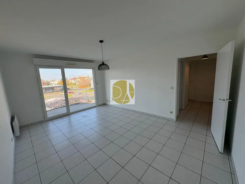 Woonkamer; houten vloer, natuurlijk licht, moderne stijl, hoge plafonds