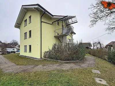 Kuchnia; sprzęt kuchenny, podłoga z płytek, światło dzienne, styl nowoczesny