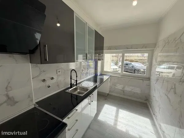 Wohnzimmer; holzboden, tageslicht, moderner stil, hohe decken