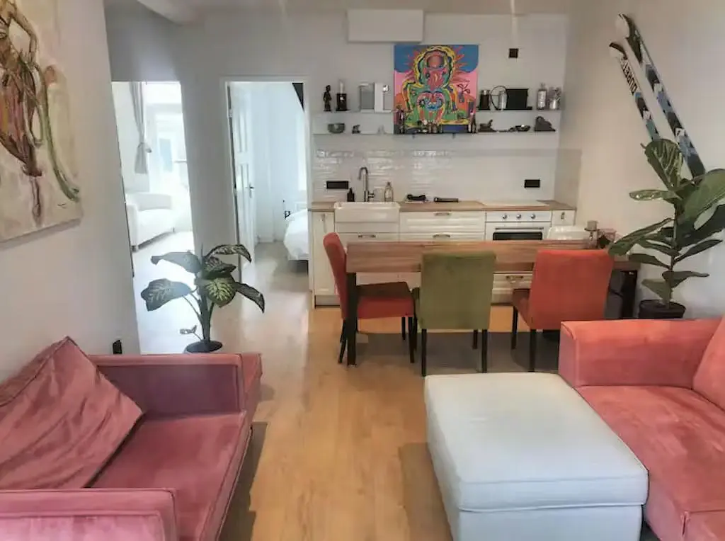 Cuisine; électroménager, parquet, lumière naturelle, style moderne, rénové