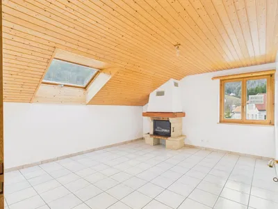 Salon; parquet, lumière naturelle, style moderne, hauteur sous plafond