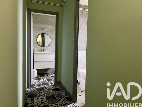 Woonkamer; houten vloer, natuurlijk licht, moderne stijl, hoge plafonds