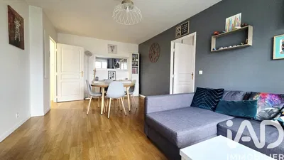 Woonkamer; houten vloer, natuurlijk licht, moderne stijl, hoge plafonds