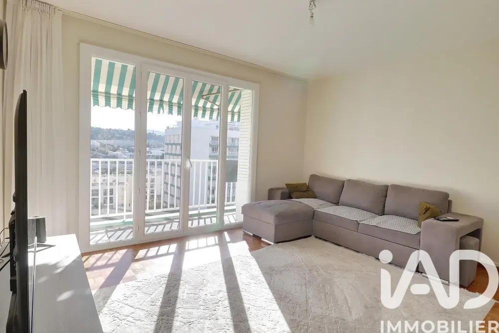 Soggiorno; pavimento in legno, luce naturale, stile moderno, soffitti alti