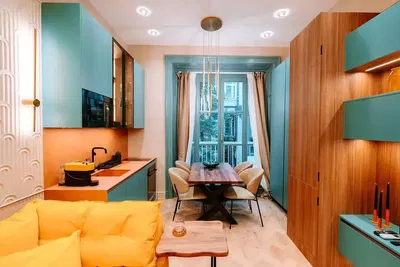 Wohnzimmer; holzboden, tageslicht, moderner stil, hohe decken