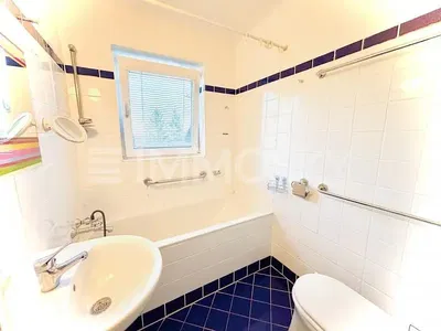 Wohnzimmer; holzboden, tageslicht, moderner stil, hohe decken