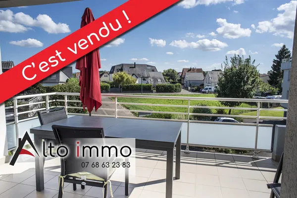 Living room; wood floor, natural light, modern style, high ceiling