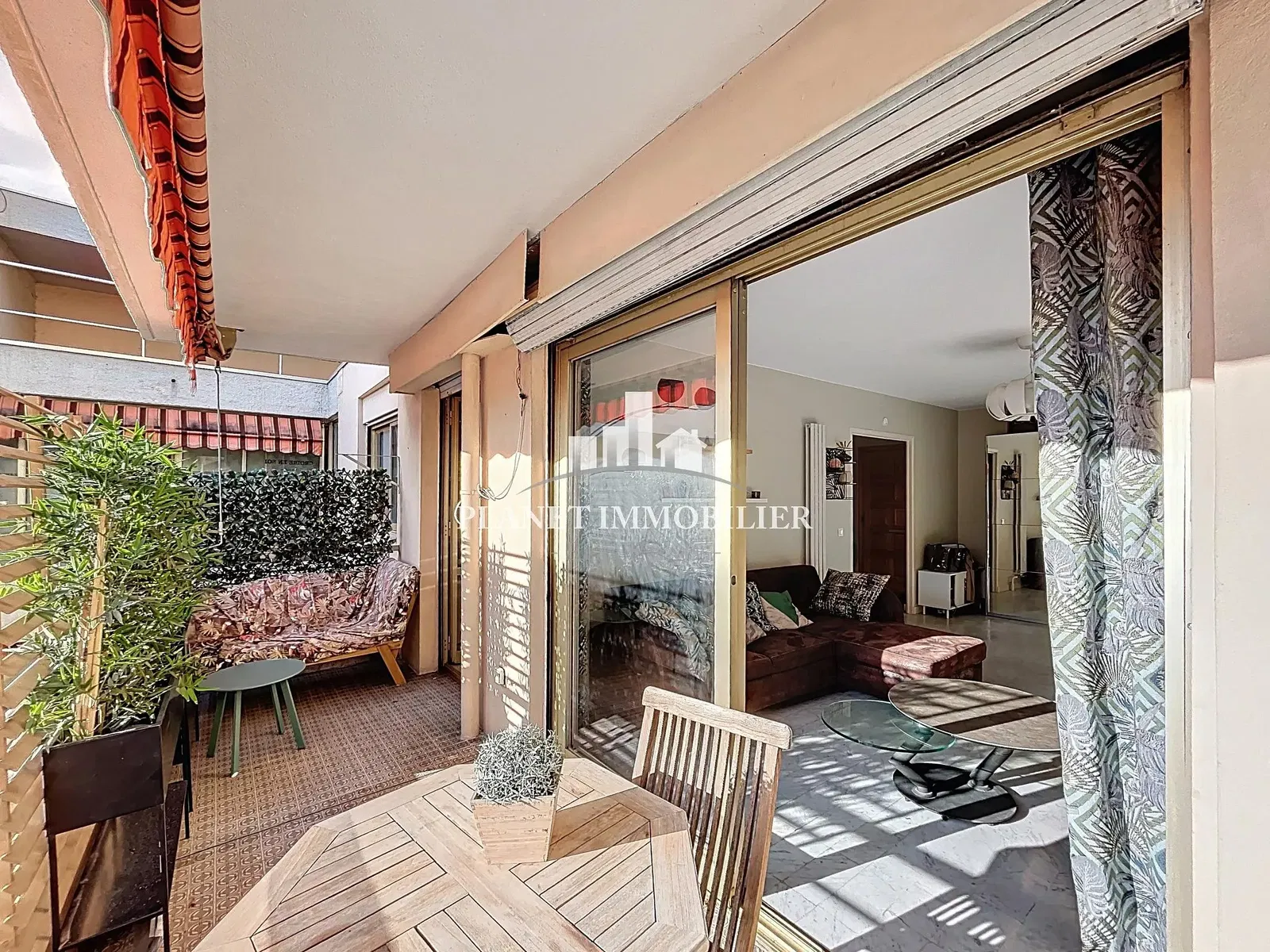 Oturma odası; ahşap zemin, doğal ışık, modern stil, yüksek tavan