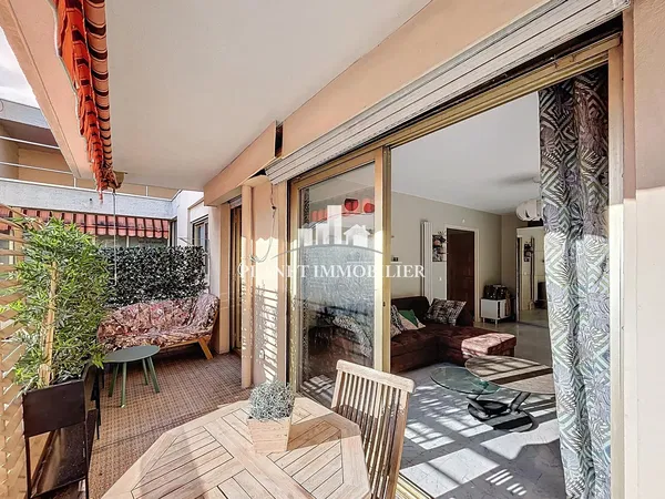 Oturma odası; ahşap zemin, doğal ışık, modern stil, yüksek tavan